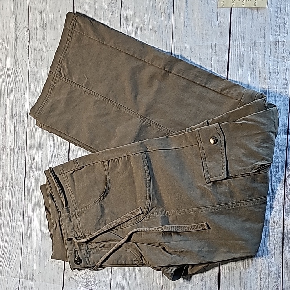 Prana sz 10 cargo pants w/zip away legs. Olive green